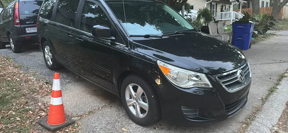 2011 Volkswagen Routan - Image 16 of 19