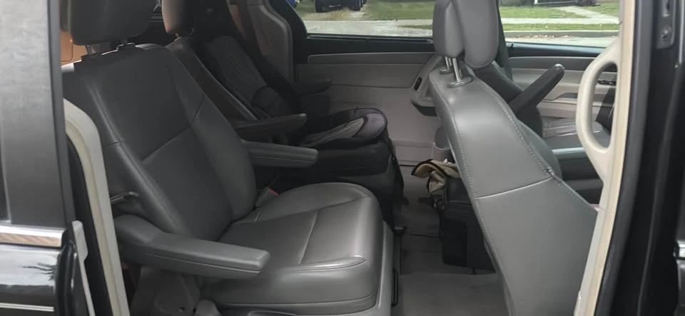 2011 Volkswagen Routan - Image 9 of 19