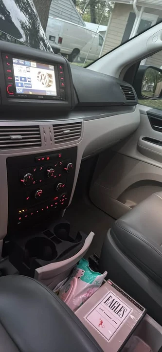 2011 Volkswagen Routan - Image 12 of 19