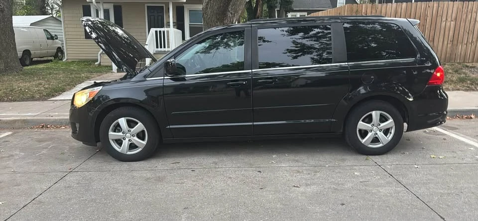 2011 Volkswagen Routan - Image 5 of 19
