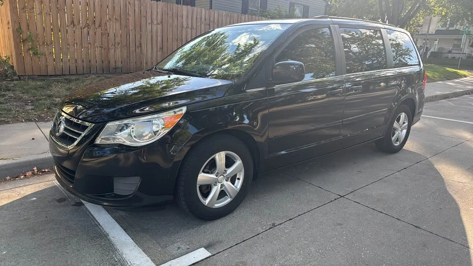 2011 Volkswagen Routan - Image 4 of 19