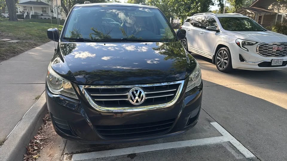 2011 Volkswagen Routan - Image 3 of 19