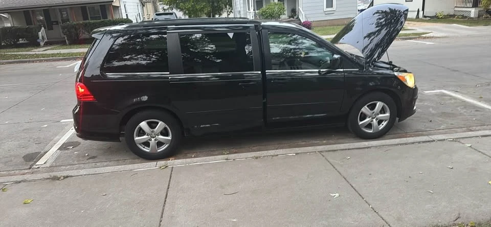 2011 Volkswagen Routan - Image 6 of 19