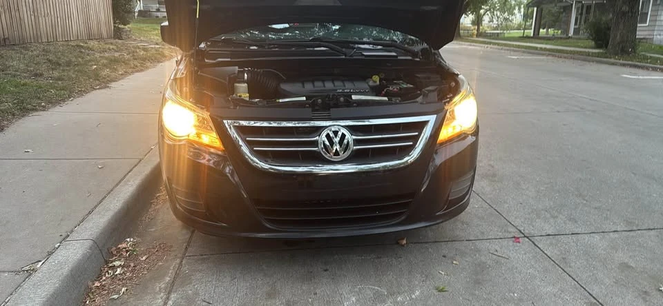 2011 Volkswagen Routan - Image 2 of 19