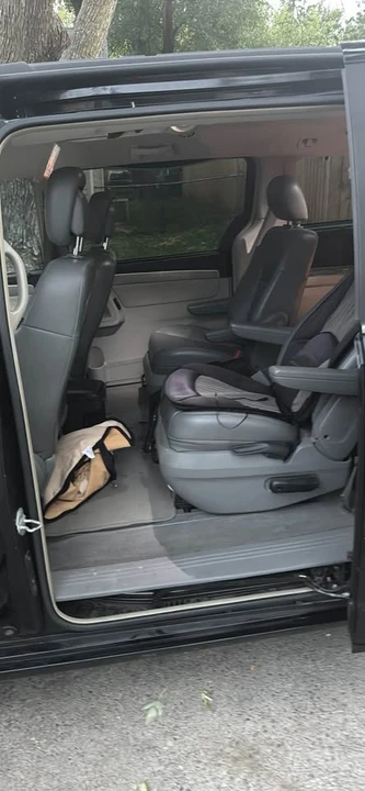 2011 Volkswagen Routan - Image 13 of 19