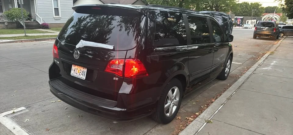 2011 Volkswagen Routan - Image 7 of 19