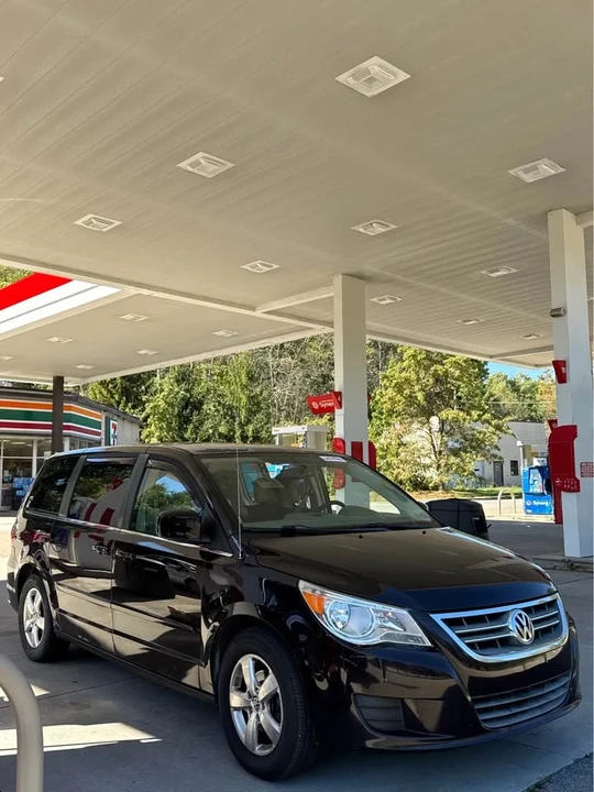 2011 Volkswagen Routan - Image 2 of 9