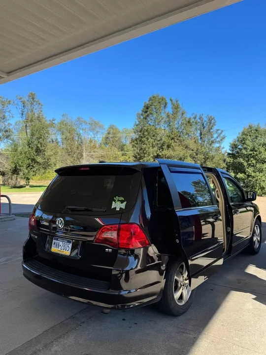 2011 Volkswagen Routan - Image 3 of 9