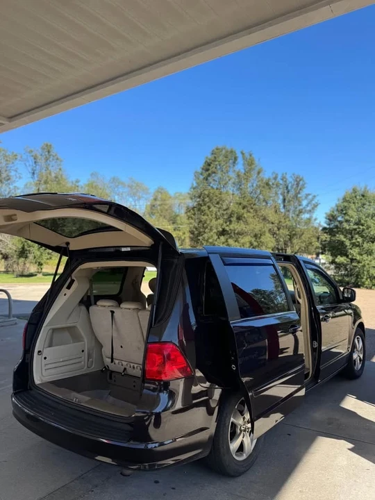 2011 Volkswagen Routan - Image 4 of 9