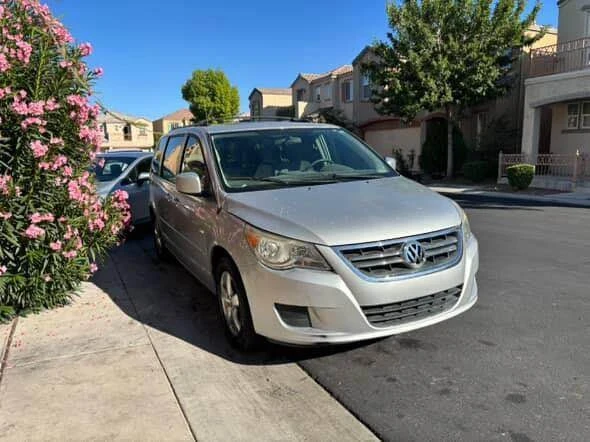 2011 Volkswagen Routan - Image 2 of 6