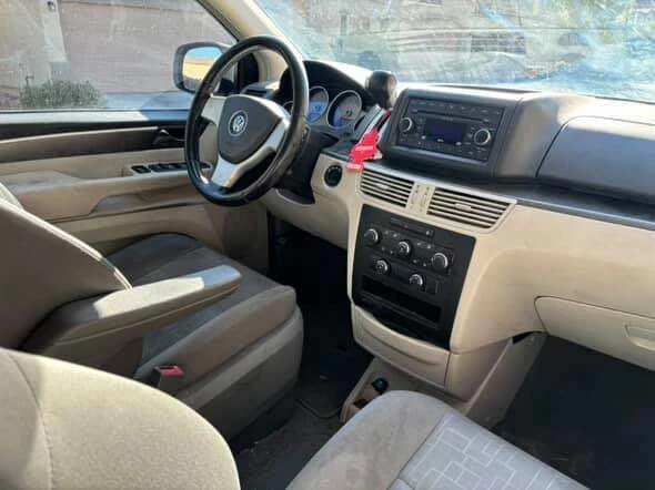 2011 Volkswagen Routan - Image 4 of 6