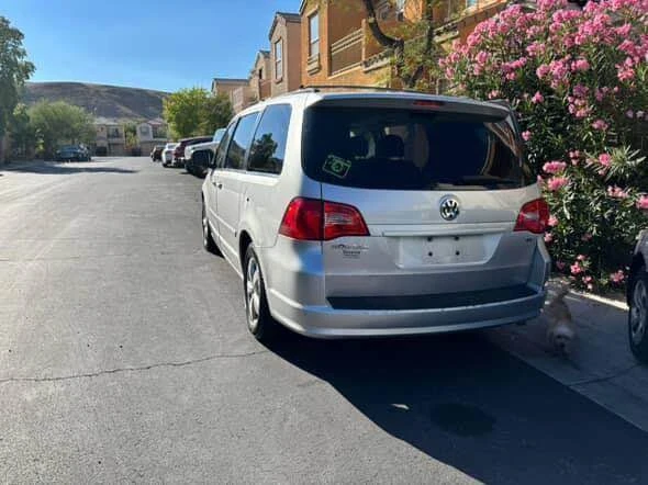 2011 Volkswagen Routan - Image 3 of 6