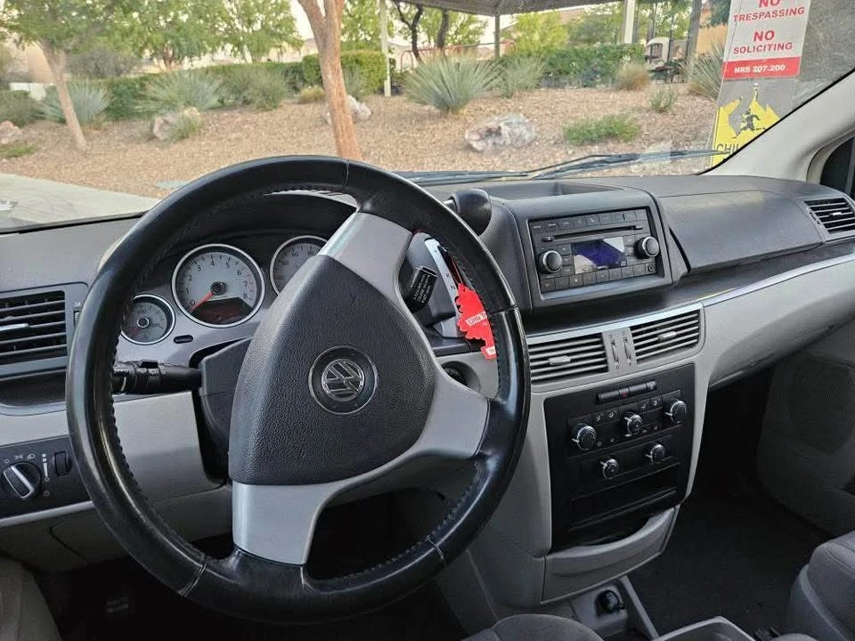 2011 Volkswagen Routan - Image 6 of 6
