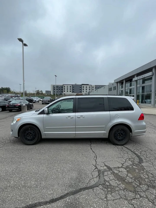 2011 Volkswagen Routan - Image 6 of 11