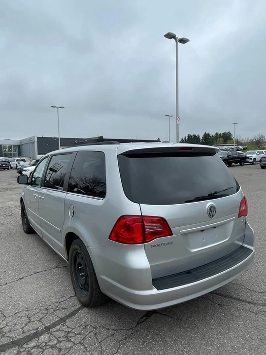 2011 Volkswagen Routan - Image 5 of 11