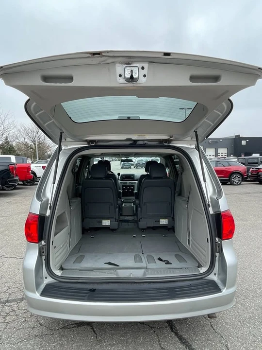 2011 Volkswagen Routan - Image 4 of 11
