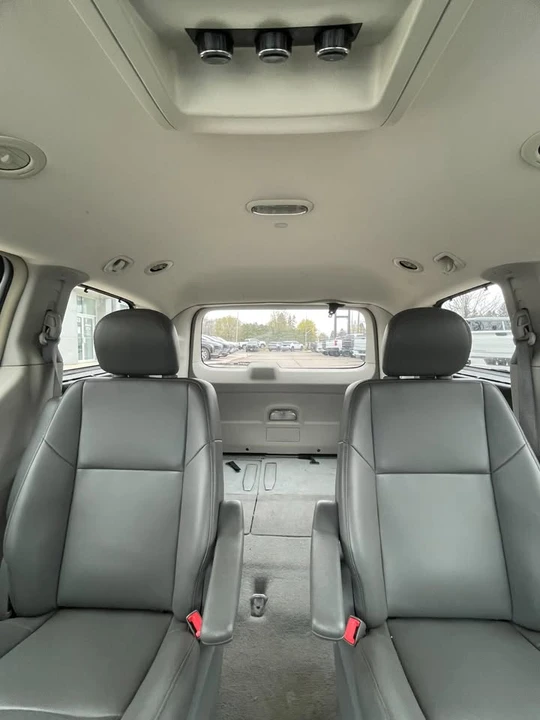 2011 Volkswagen Routan - Image 10 of 11