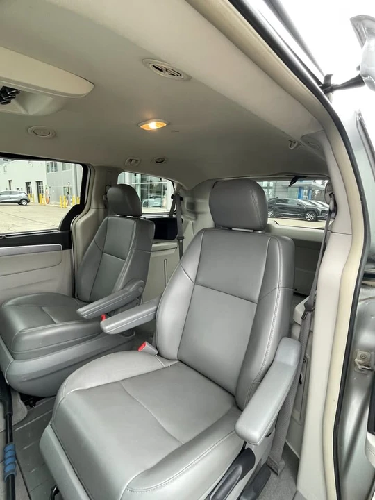 2011 Volkswagen Routan - Image 9 of 11