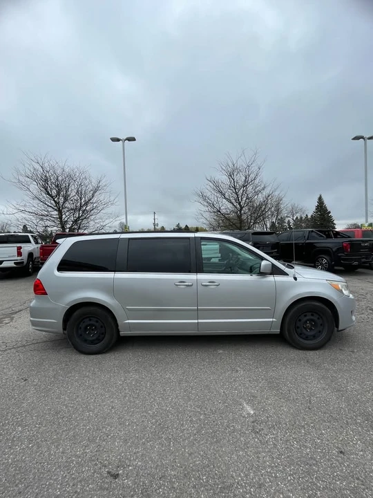2011 Volkswagen Routan - Image 2 of 11
