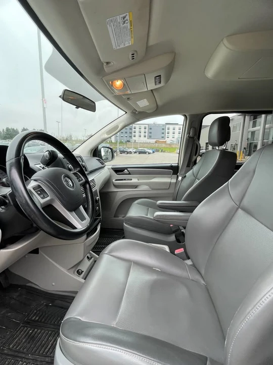 2011 Volkswagen Routan - Image 8 of 11