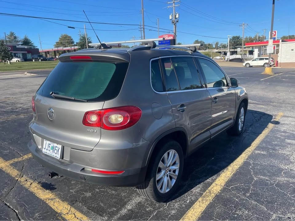 2011 Volkswagen Tiguan - Image 2 of 3