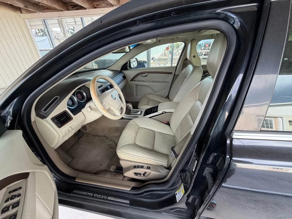 2011 Volvo C70 2nd Gen - Image 3 of 5