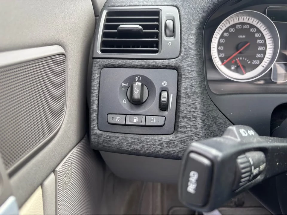 2011 Volvo C70 2nd Gen - Image 15 of 17