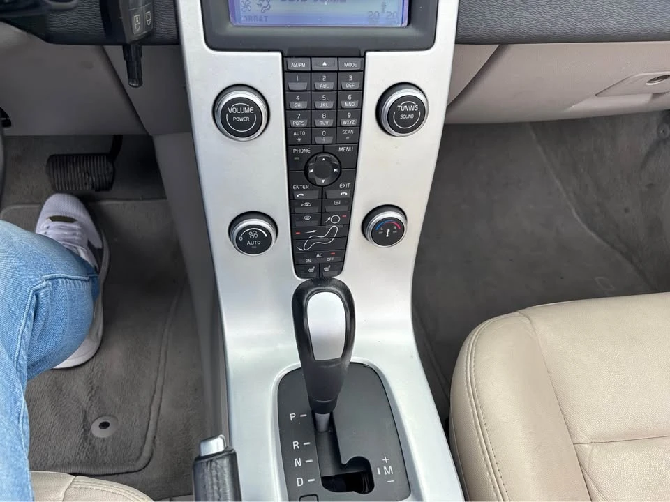 2011 Volvo C70 2nd Gen - Image 12 of 17