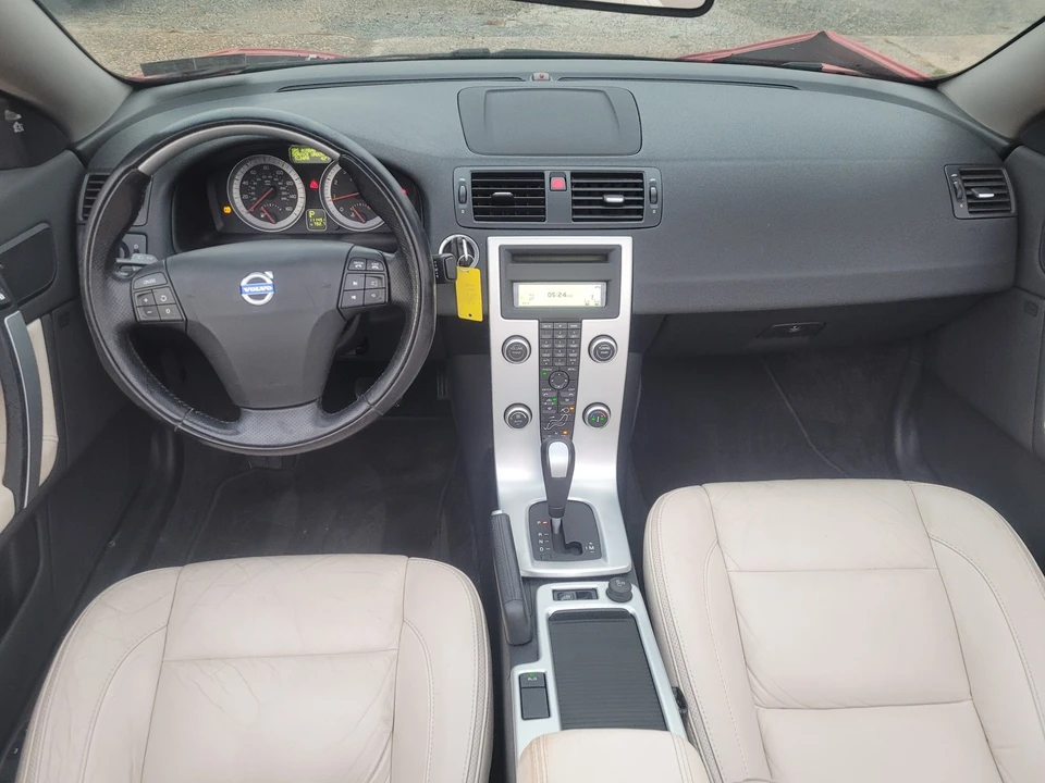 2011 Volvo C70 2nd Gen - Image 28 of 31