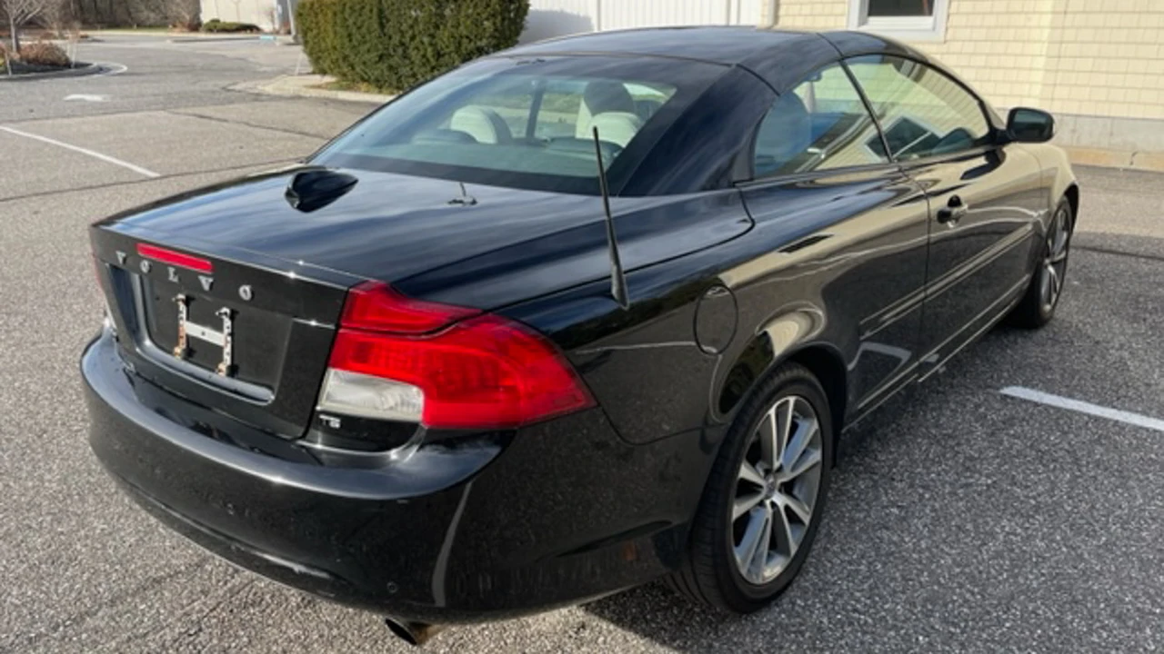 2011 Volvo C70 2nd Gen - Image 16 of 20