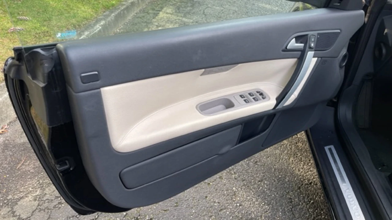 2011 Volvo C70 2nd Gen - Image 19 of 20