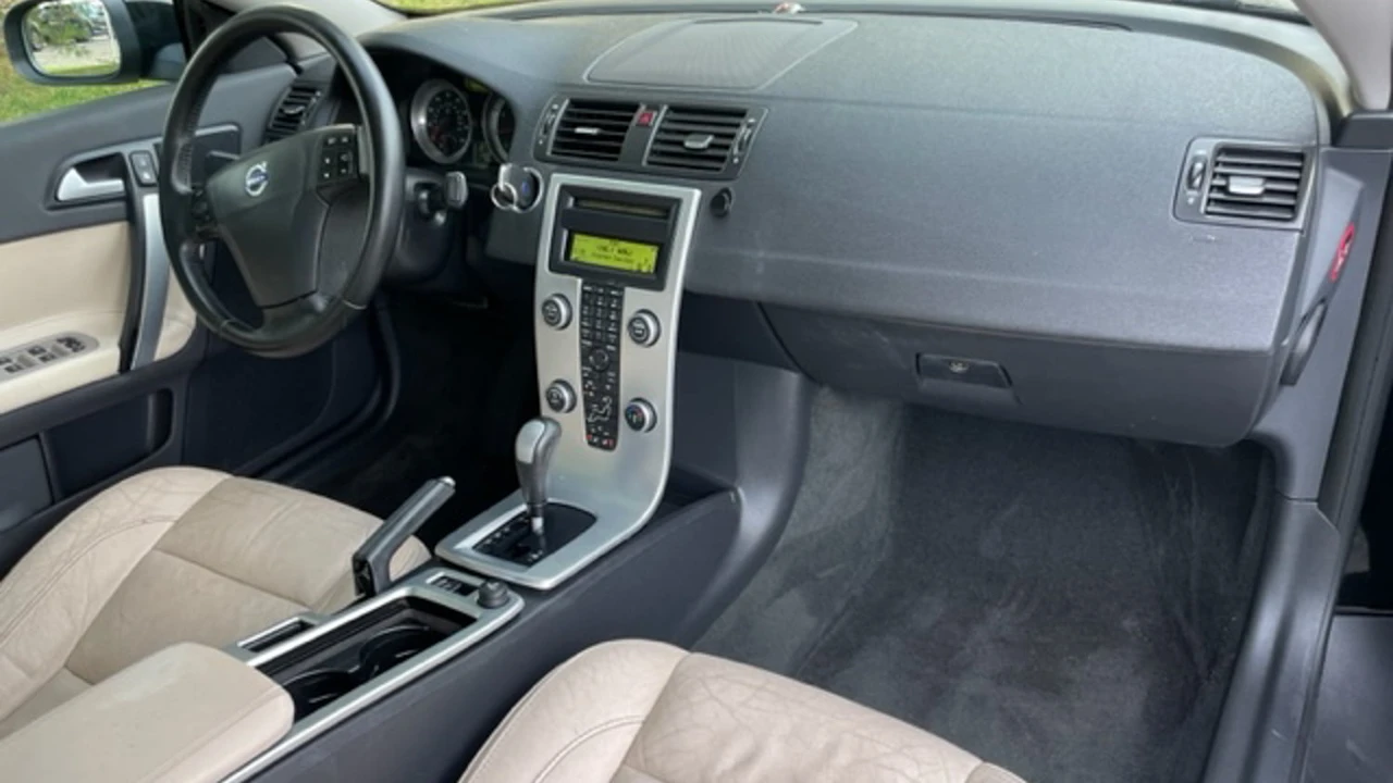 2011 Volvo C70 2nd Gen - Image 7 of 20