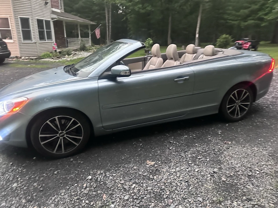 2011 Volvo C70 2nd Gen - Image 10 of 14