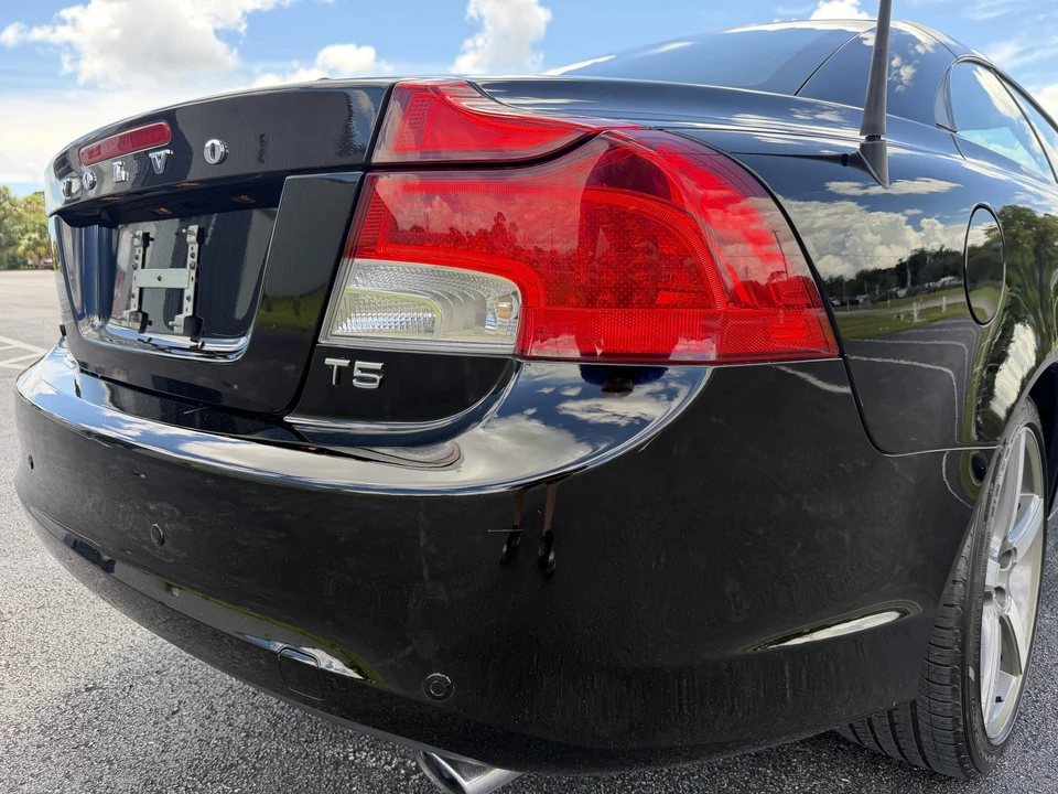 2011 Volvo C70 2nd Gen - Image 23 of 31