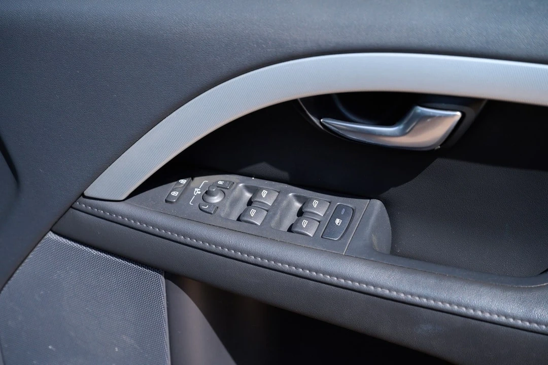 2011 Volvo V70 3rd Gen - Image 26 of 30