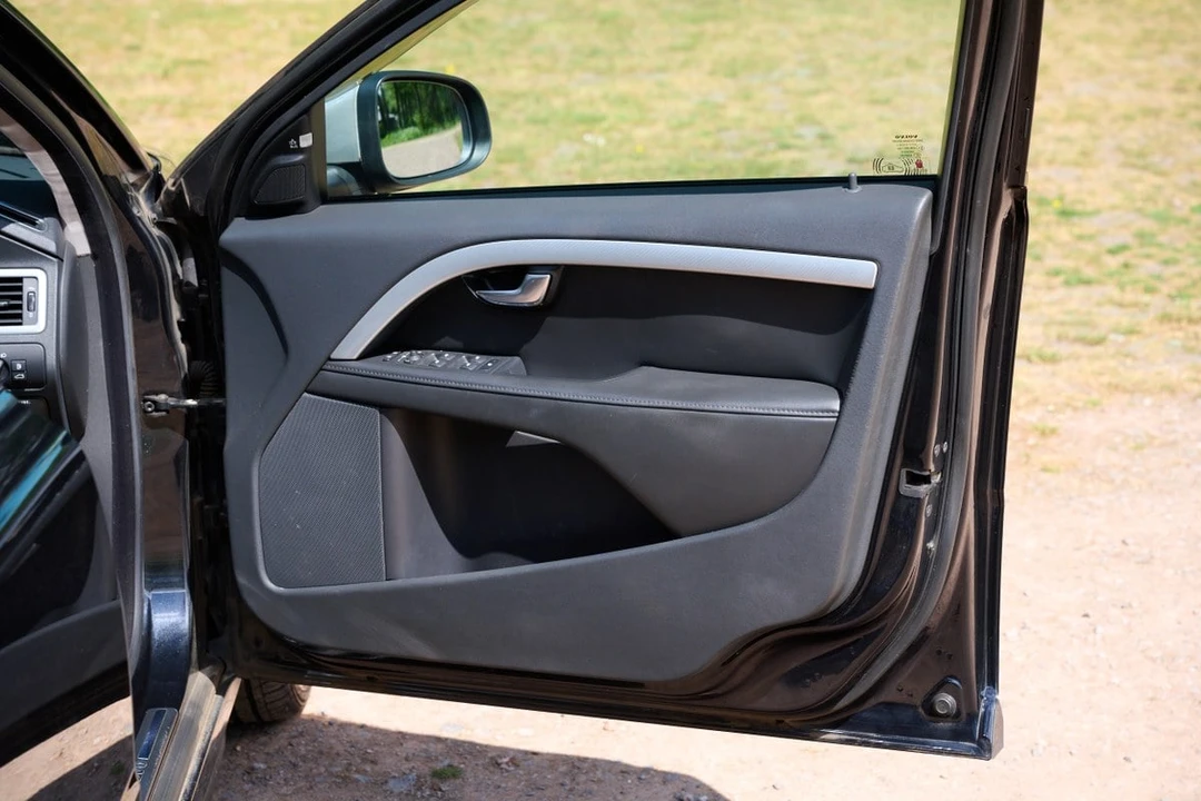 2011 Volvo V70 3rd Gen - Image 24 of 30