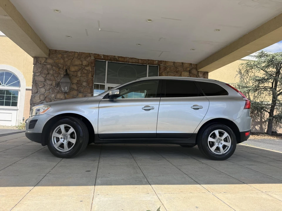 2011 Volvo XC60 1st Gen - Image 24 of 31