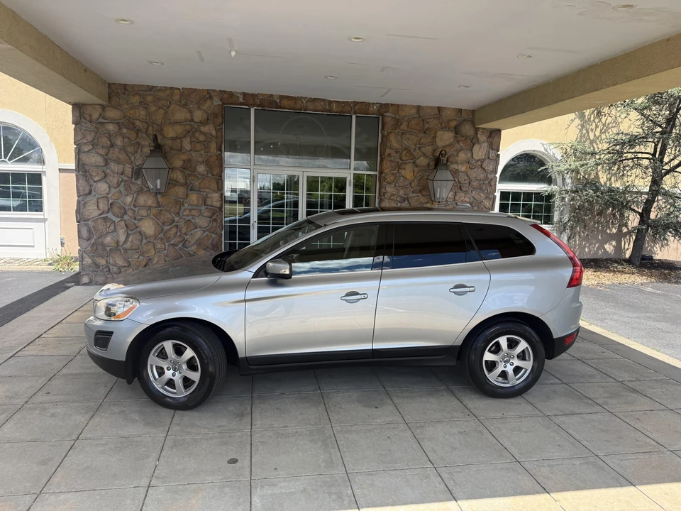 2011 Volvo XC60 1st Gen - Image 26 of 31
