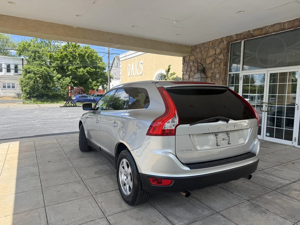 2011 Volvo XC60 1st Gen - Image 28 of 31