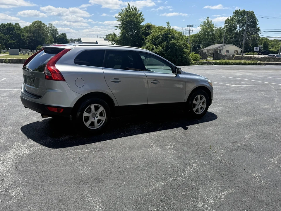 2011 Volvo XC60 1st Gen - Image 11 of 31