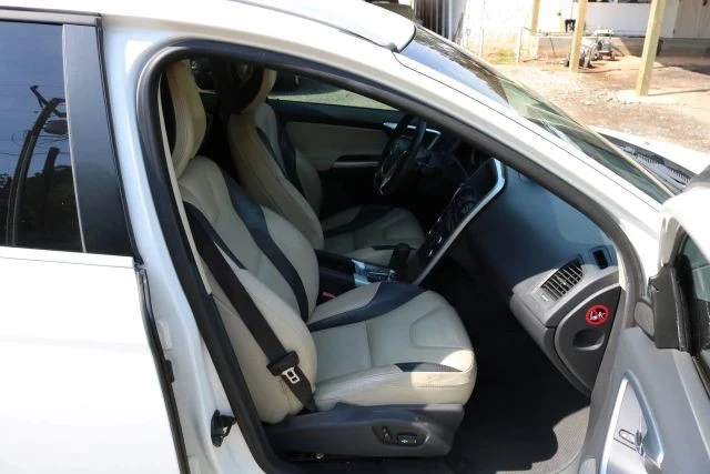 2011 Volvo XC60 1st Gen - Image 15 of 16