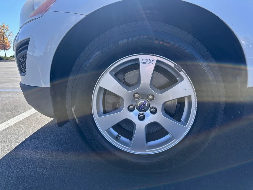 2011 Volvo XC60 1st Gen - Image 17 of 20