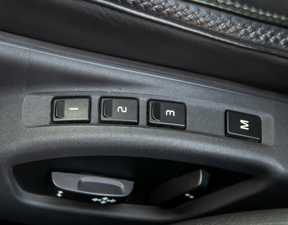 2011 Volvo XC70 3rd Gen - Image 17 of 19