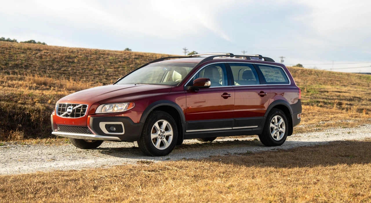2011 Volvo XC70 3rd Gen - Image 13 of 31