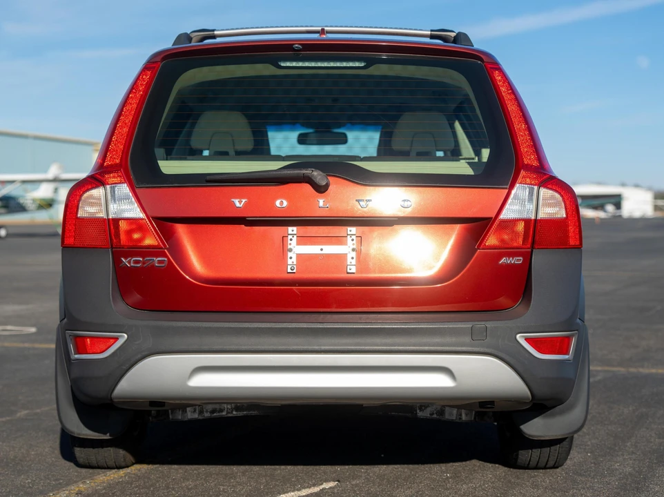 2011 Volvo XC70 3rd Gen - Image 16 of 31