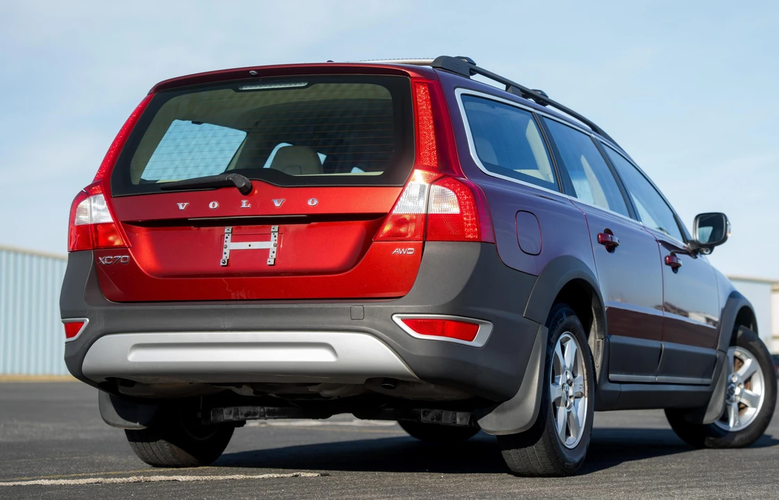 2011 Volvo XC70 3rd Gen - Image 17 of 31