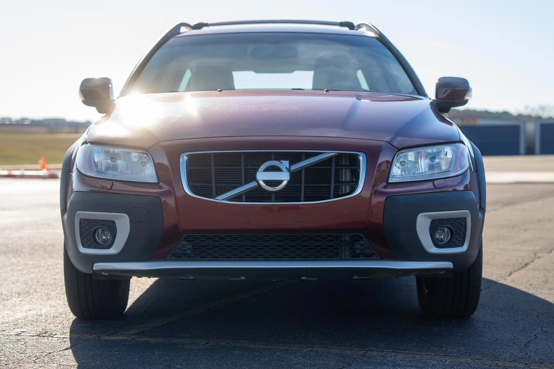 2011 Volvo XC70 3rd Gen - Image 2 of 31