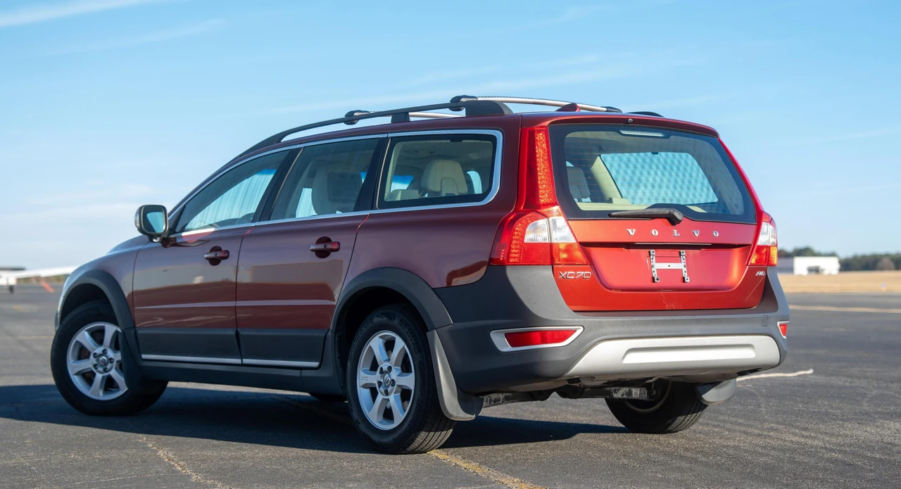 2011 Volvo XC70 3rd Gen - Image 15 of 31