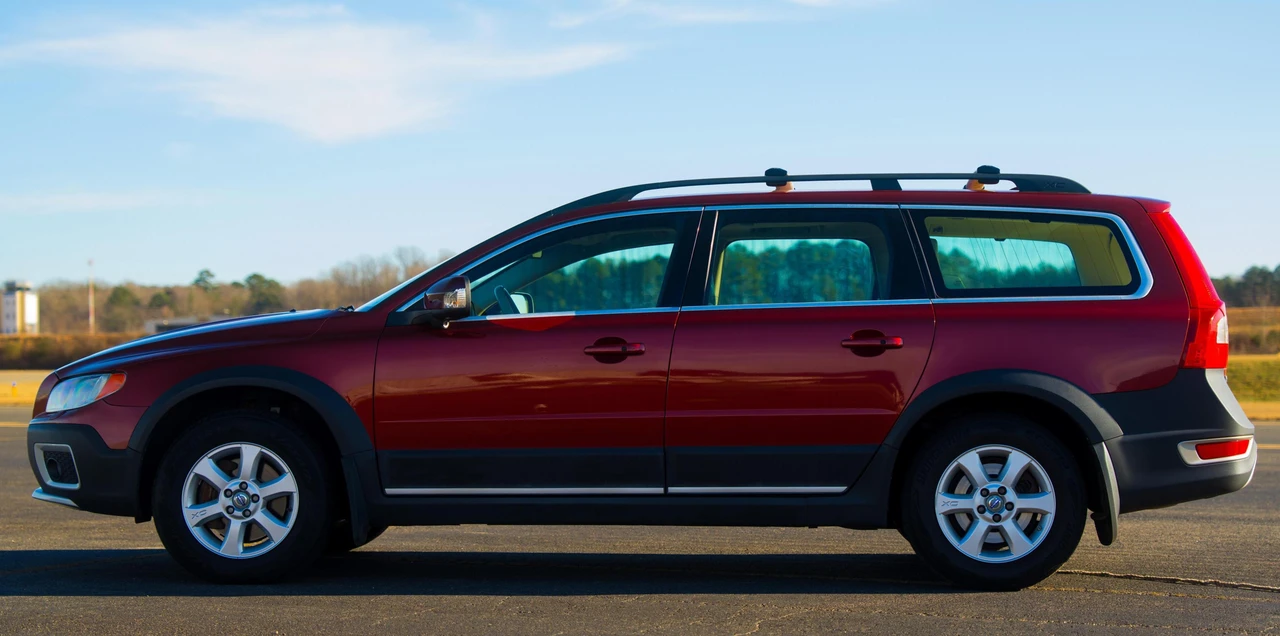 2011 Volvo XC70 3rd Gen - Image 14 of 31