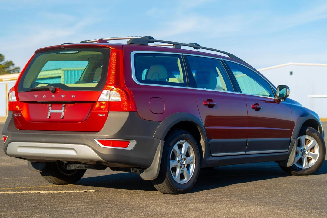 2011 Volvo XC70 3rd Gen - Image 19 of 31